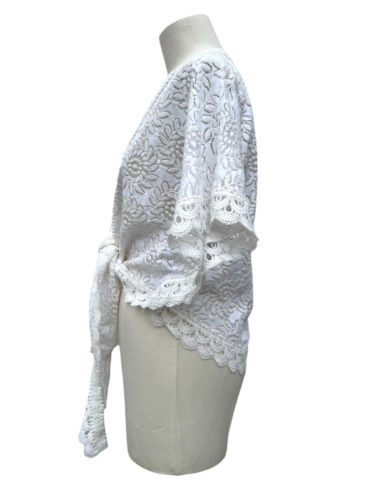Top pizzo bianco con maniche annodato sul davanti