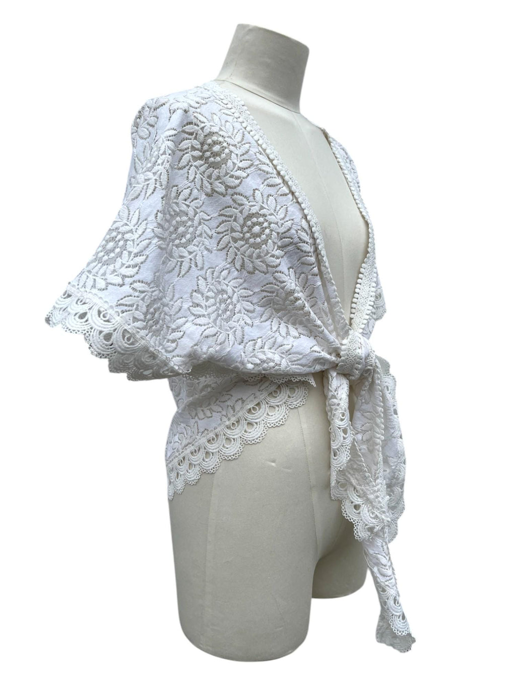 Top pizzo bianco con maniche annodato sul davanti