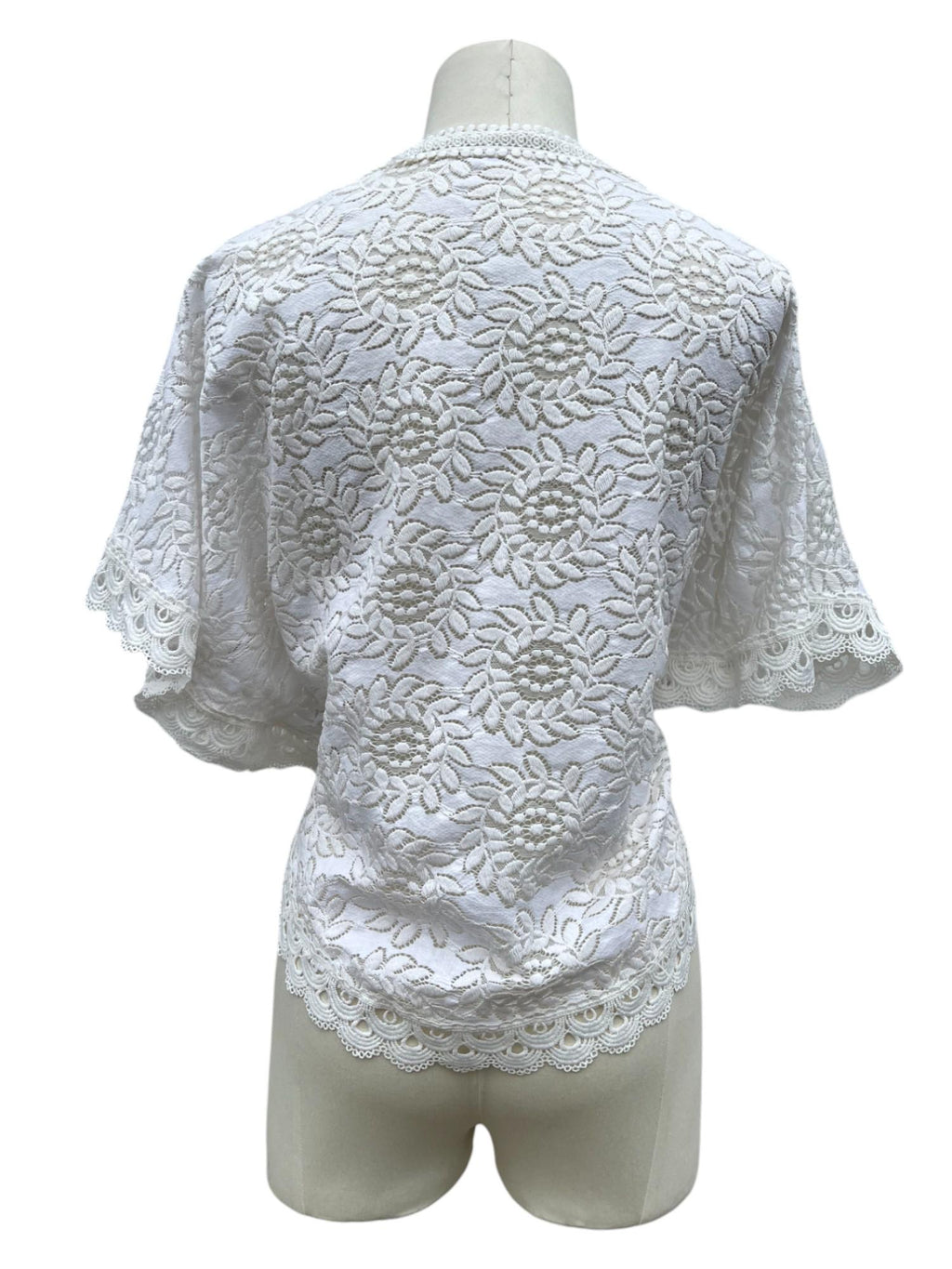 Top pizzo bianco con maniche annodato sul davanti