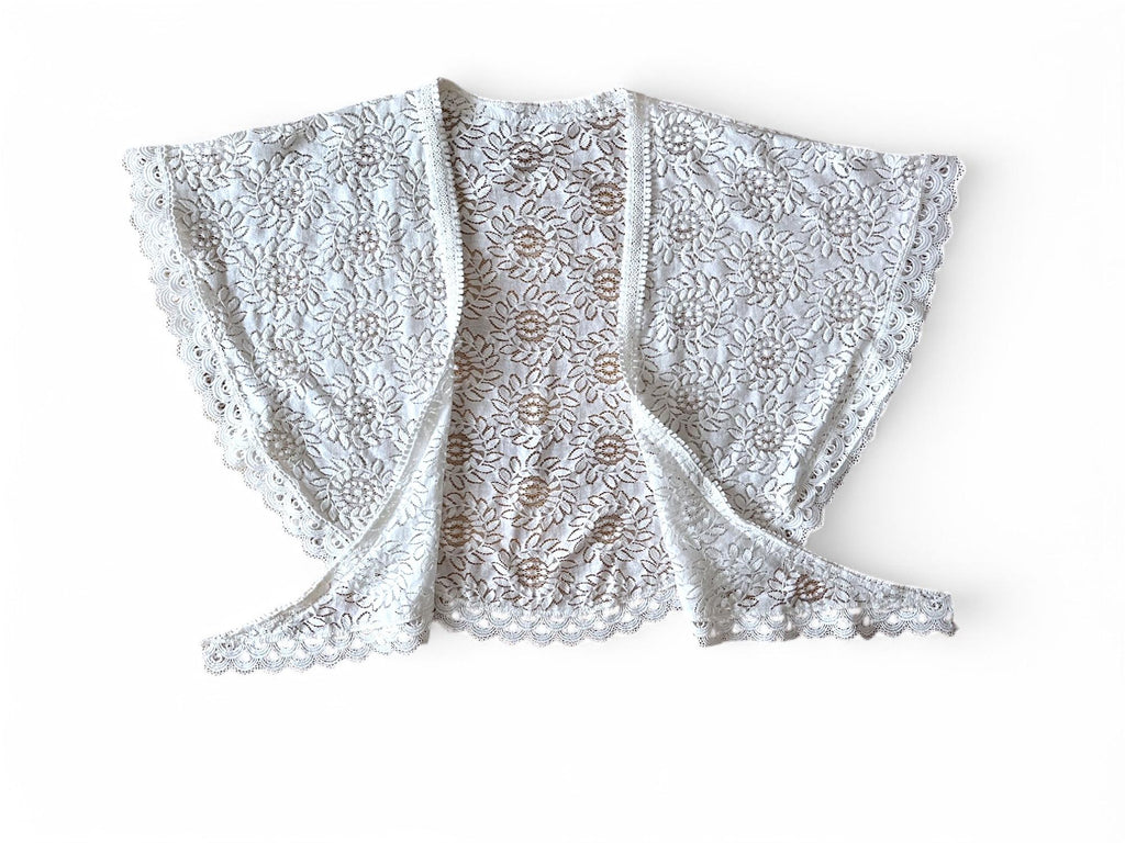 Top pizzo bianco con maniche annodato sul davanti