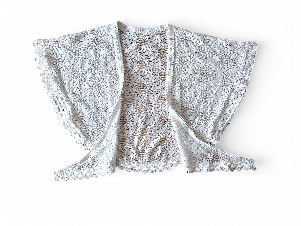 Top pizzo bianco con maniche annodato sul davanti