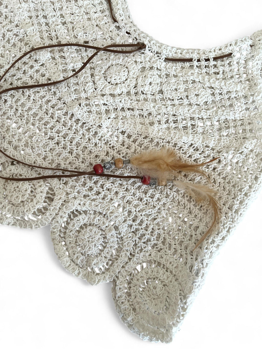 Top estivo in cotone fatto a crochet con spalline sottili e laccio decorativo marrone con piume