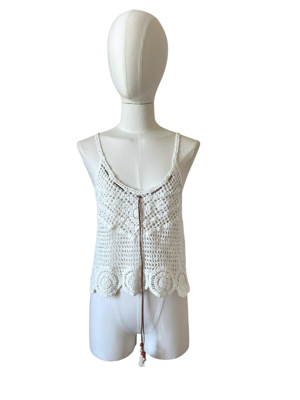 Top estivo in cotone fatto a crochet con spalline sottili e laccio decorativo marrone con piume