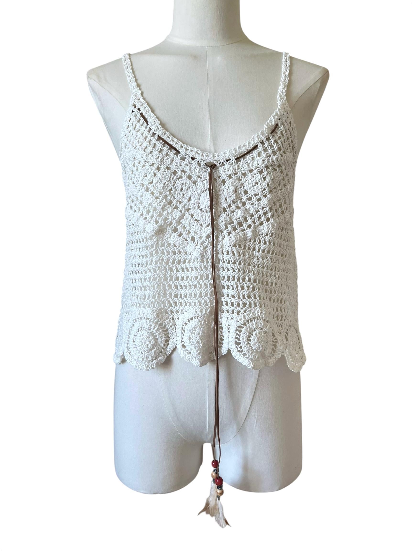 Top estivo in cotone fatto a crochet con spalline sottili e laccio decorativo marrone con piume