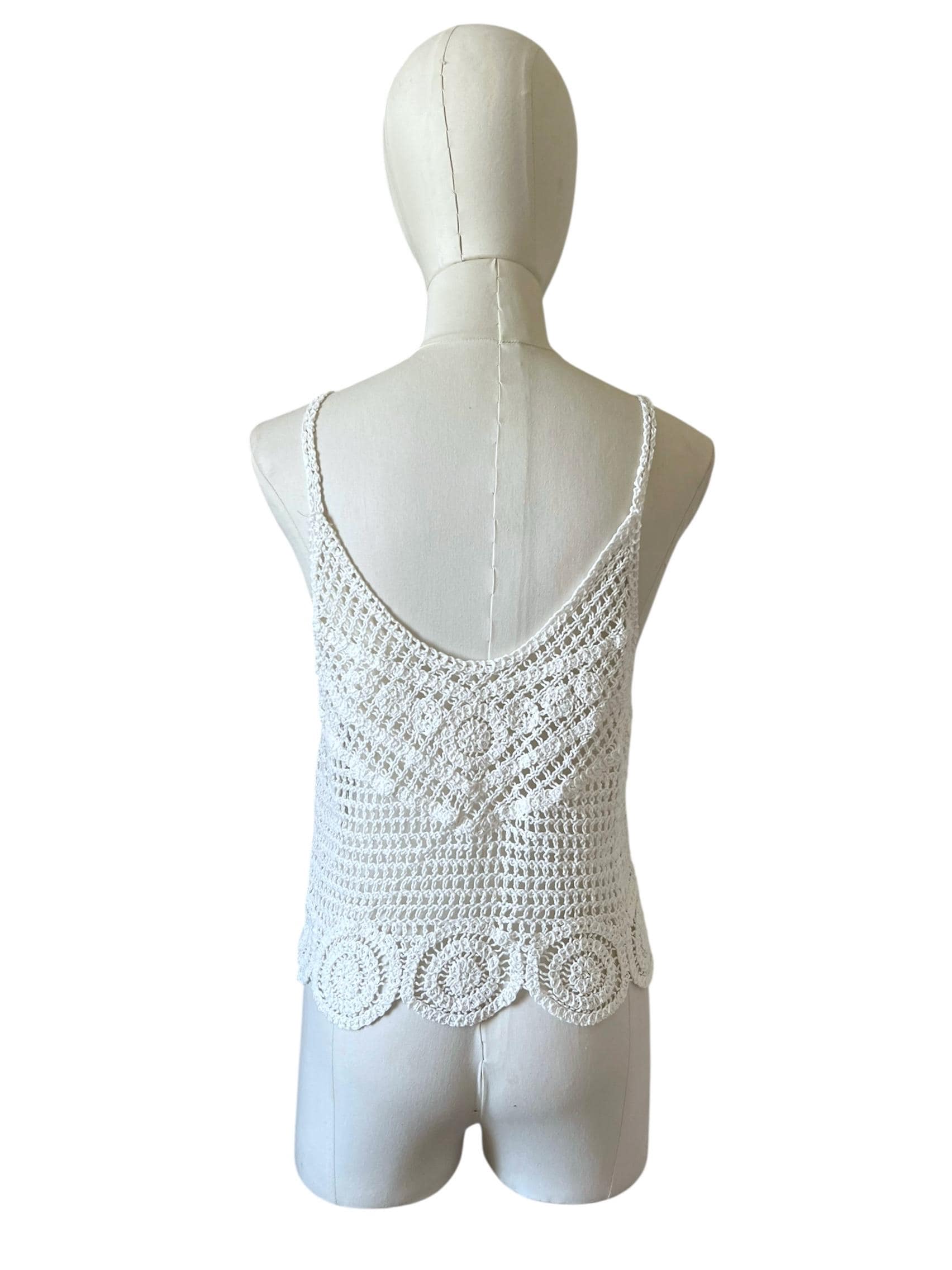 Top estivo in cotone fatto a crochet con spalline sottili e laccio decorativo marrone con piume