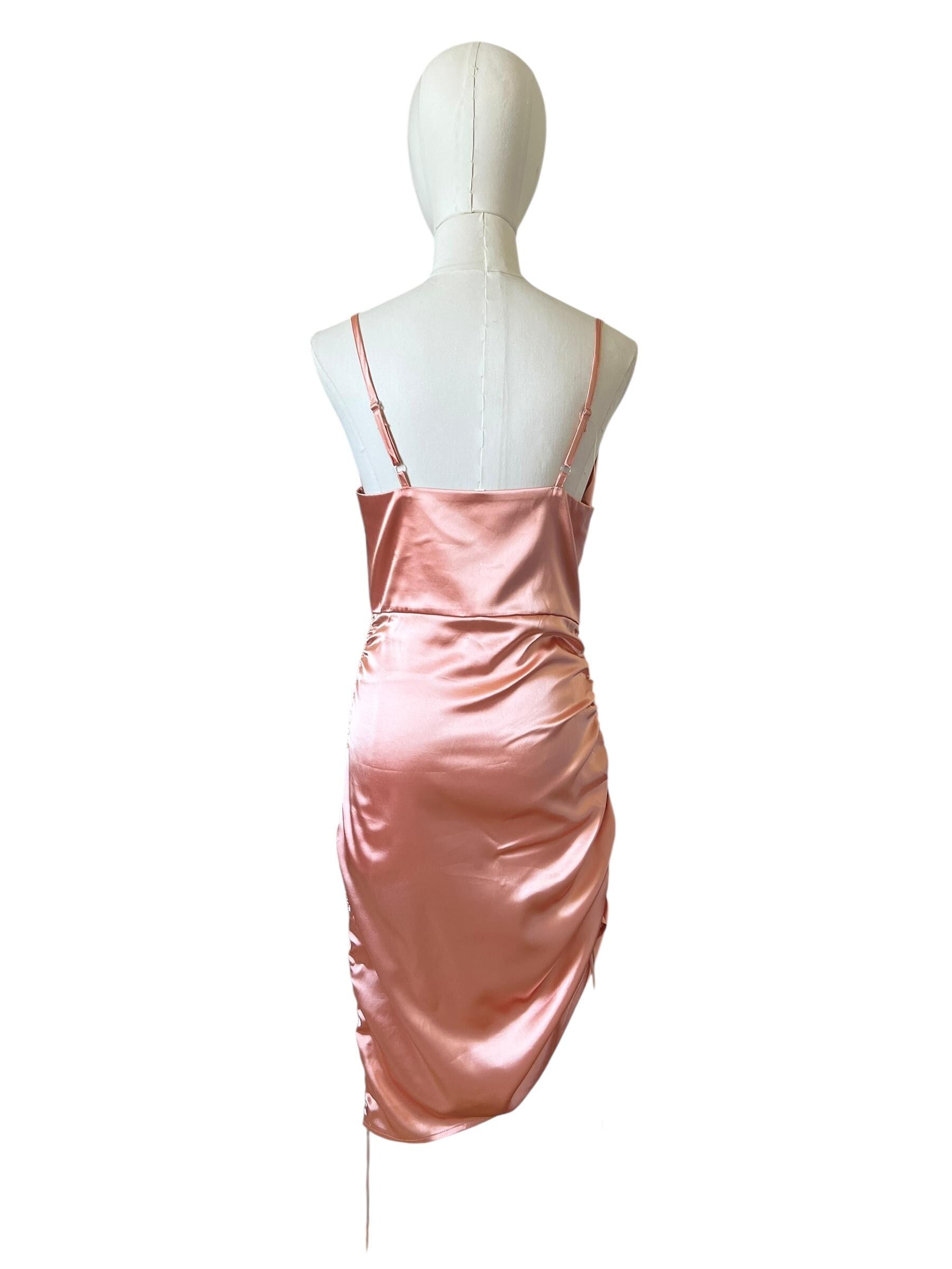 Abito in satin color pesca arricciato sui fianchi con coulisse e scollo morbido anni '90