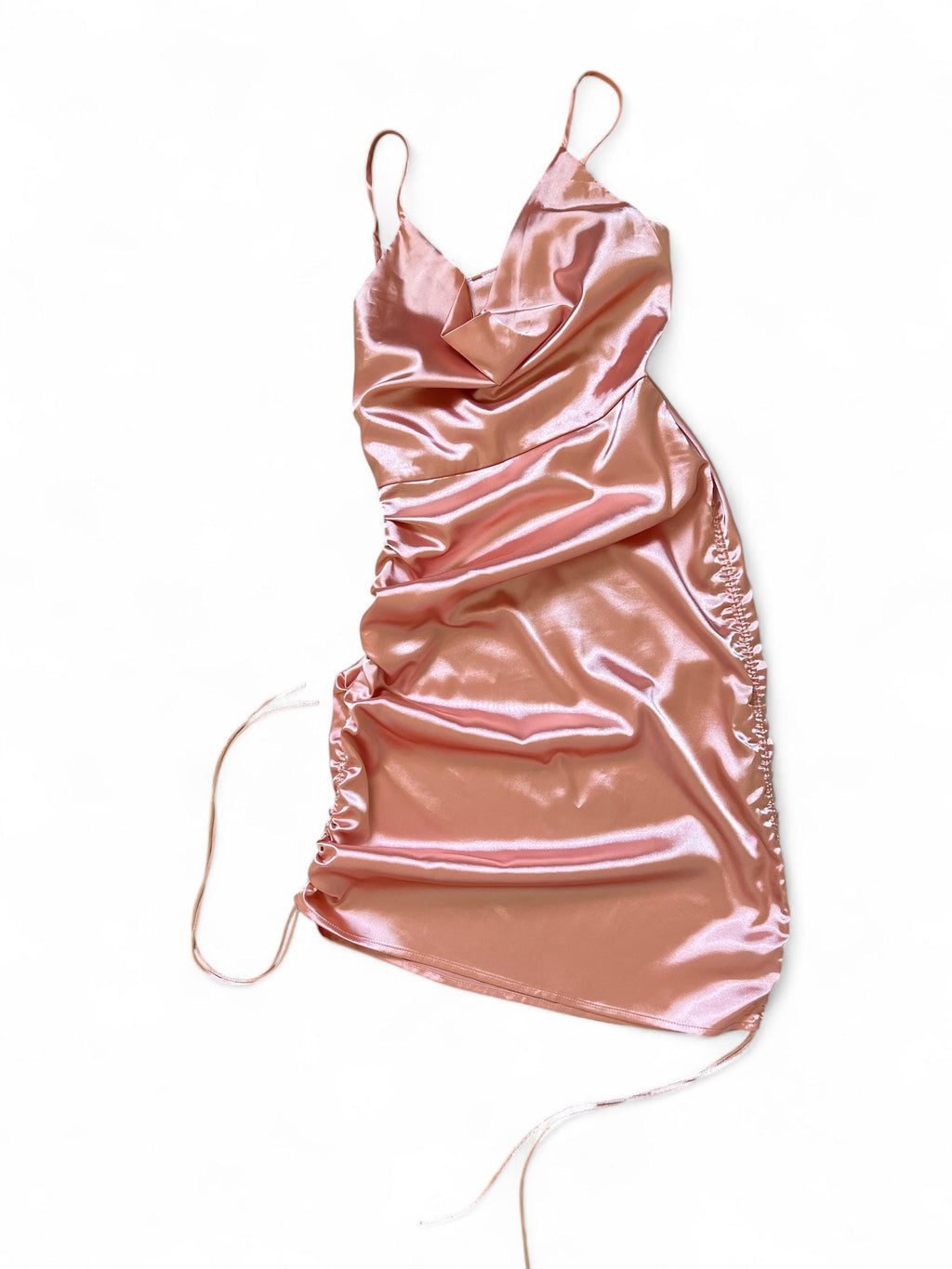 Abito in satin color pesca arricciato sui fianchi con coulisse e scollo morbido anni '90