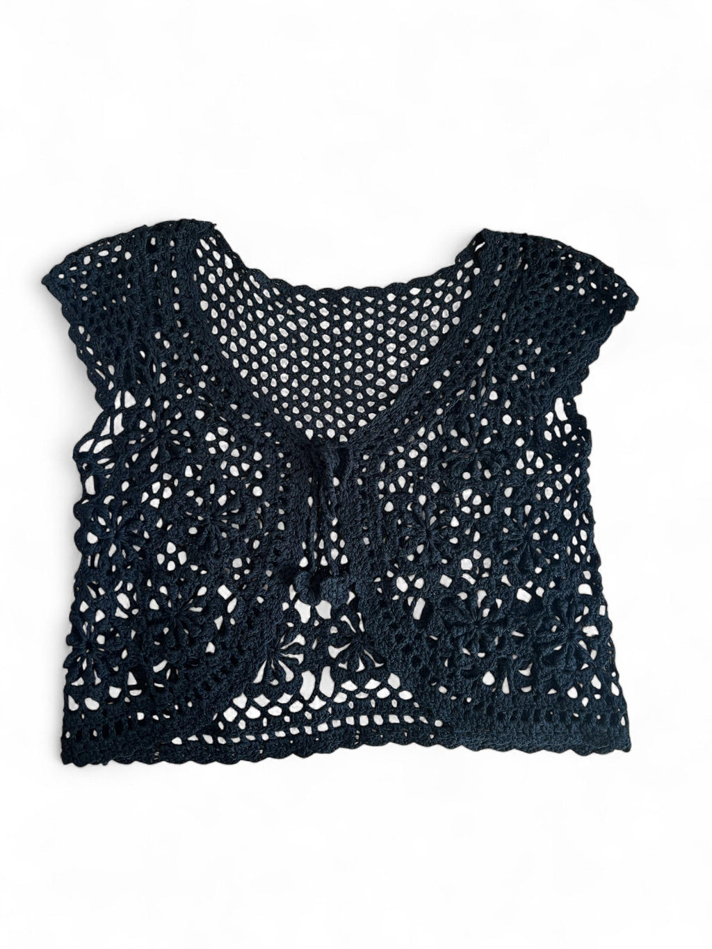 Bolerino nero fatto a crochet con laccio al centro