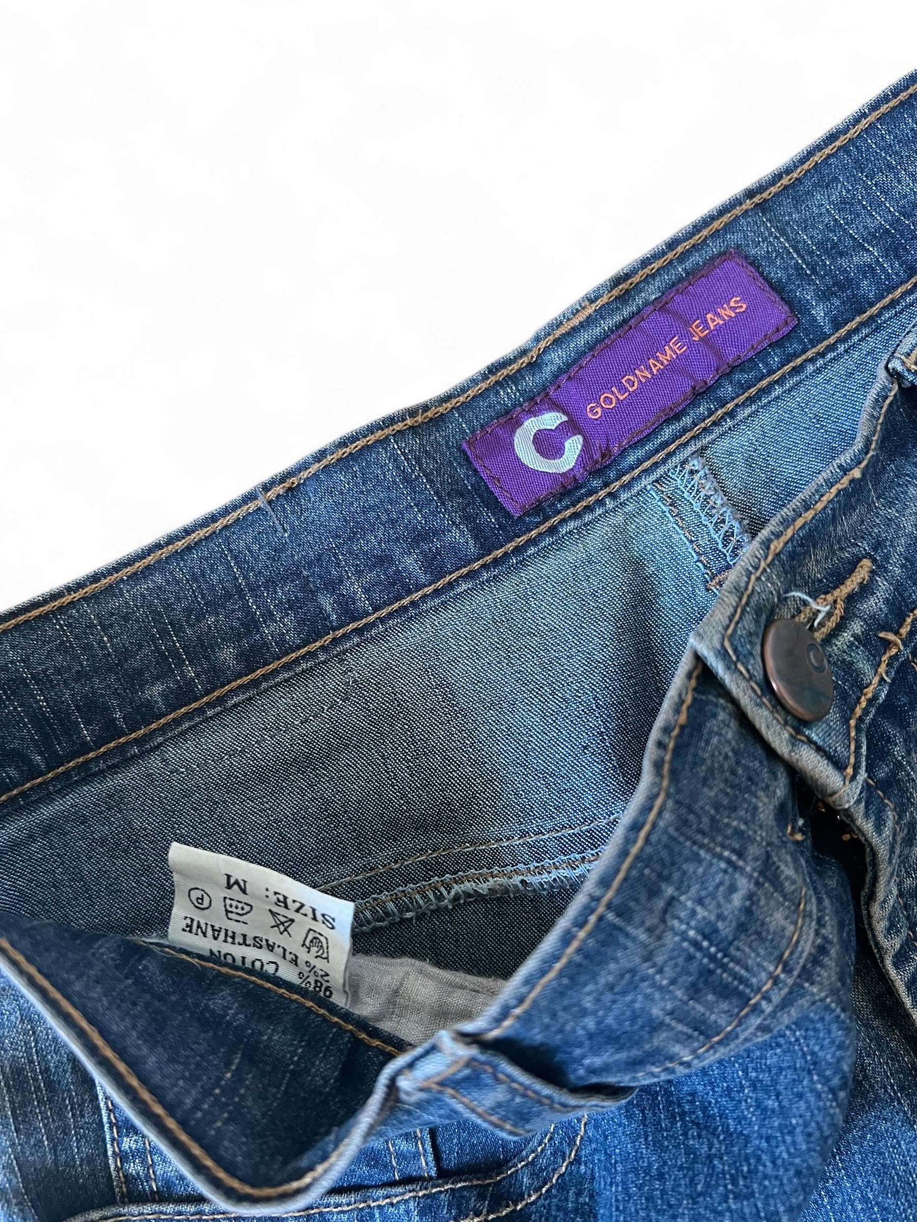 Jeans con gambe ricamate con pietre e perline