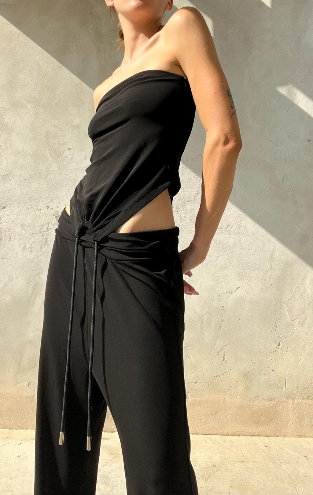 Tuta intera con zip sul busto ed elastico in vita