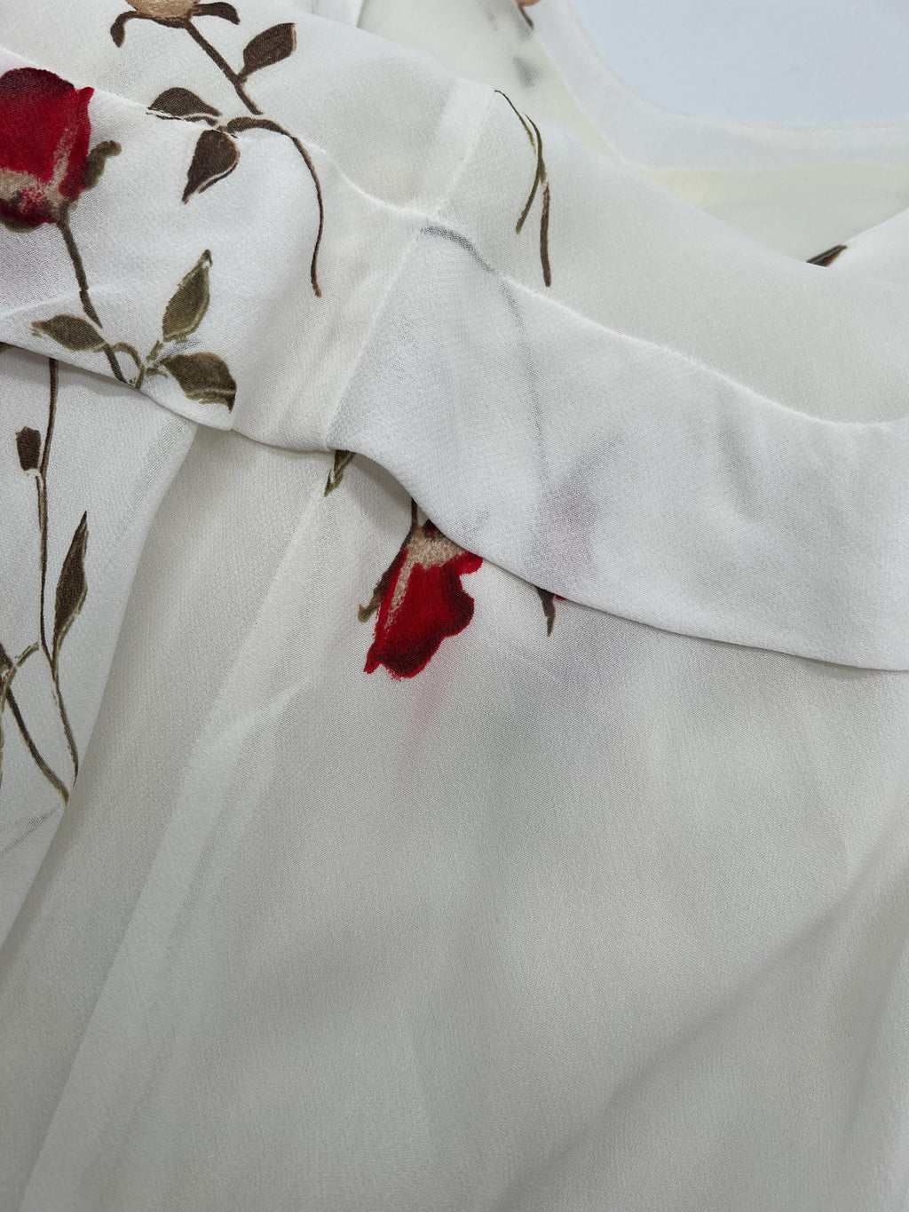 Abito lungo bianco con fantasia rose rosse