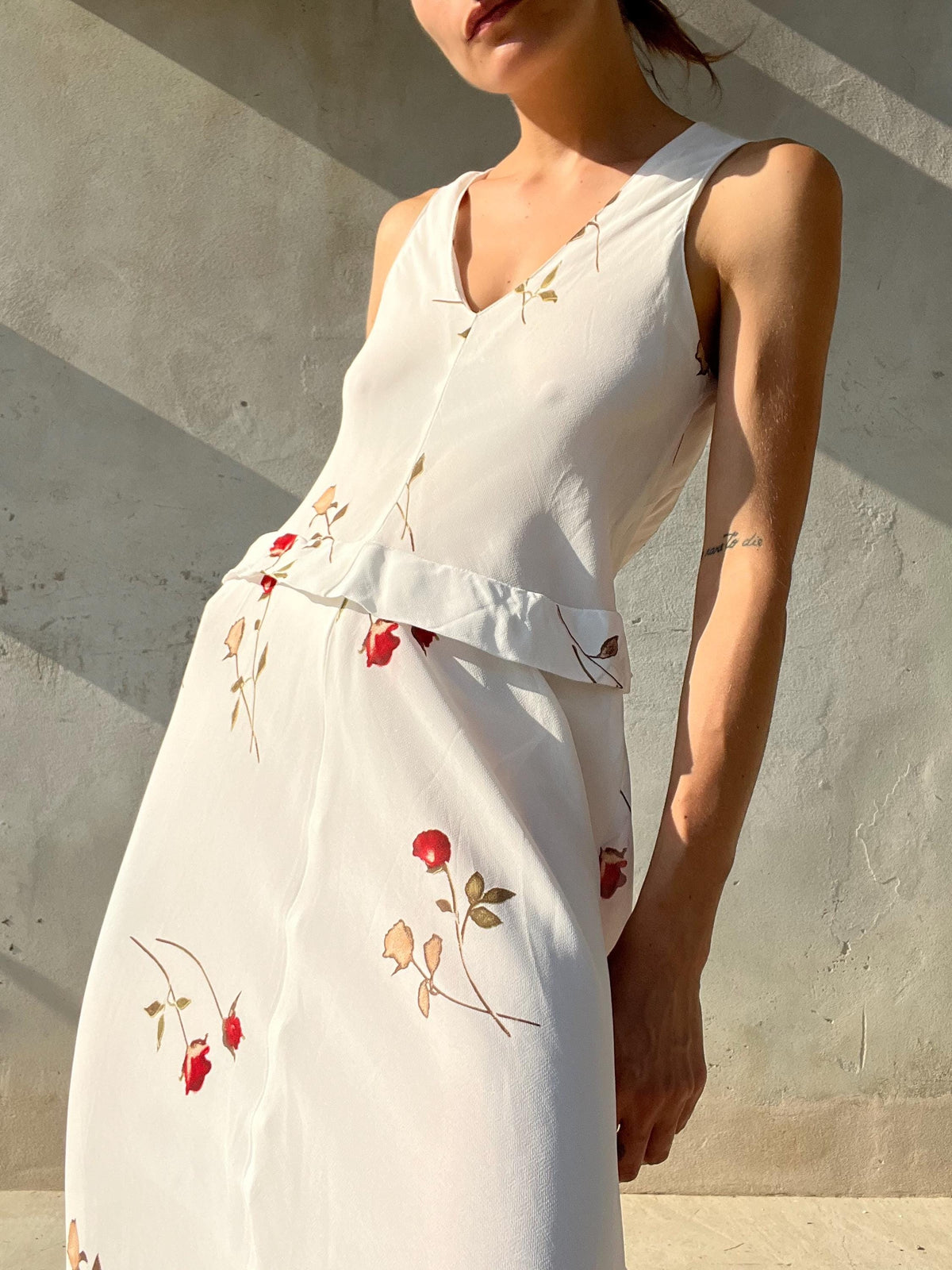 Abito lungo bianco con fantasia rose rosse