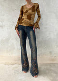 Jeans con gambe ricamate con pietre e perline