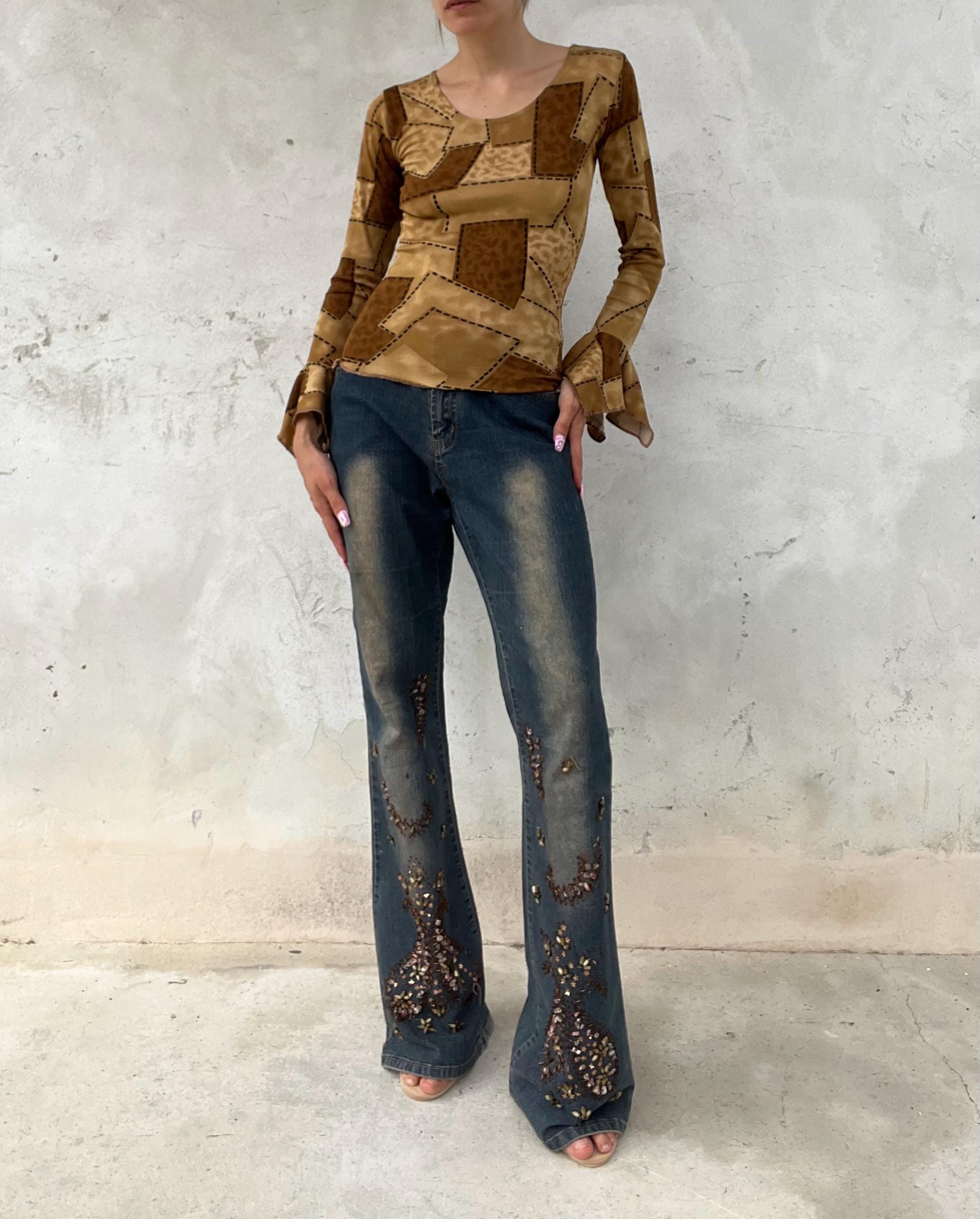 Jeans con gambe ricamate con pietre e perline