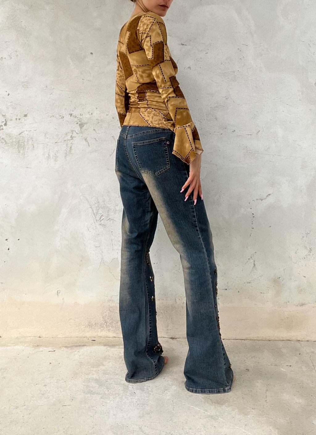 Jeans con gambe ricamate con pietre e perline