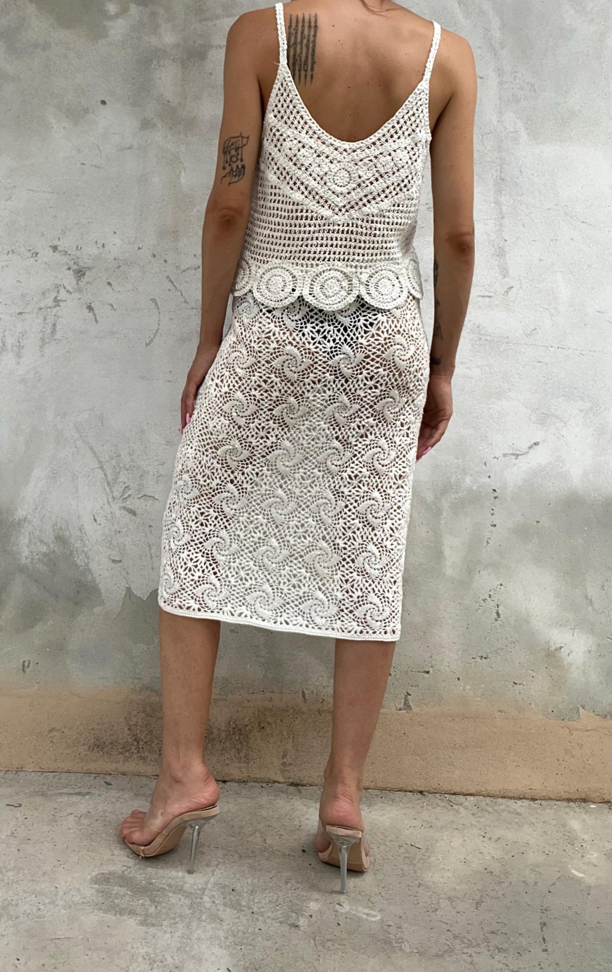 Top estivo in cotone fatto a crochet con spalline sottili e laccio decorativo marrone con piume