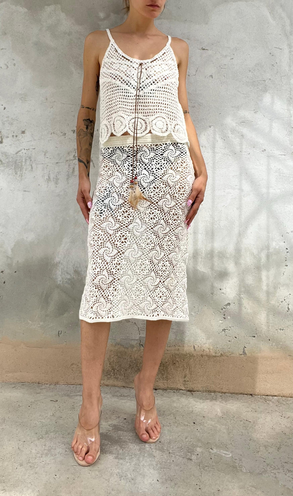 Top estivo in cotone fatto a crochet con spalline sottili e laccio decorativo marrone con piume