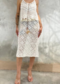 Top estivo in cotone fatto a crochet con spalline sottili e laccio decorativo marrone con piume