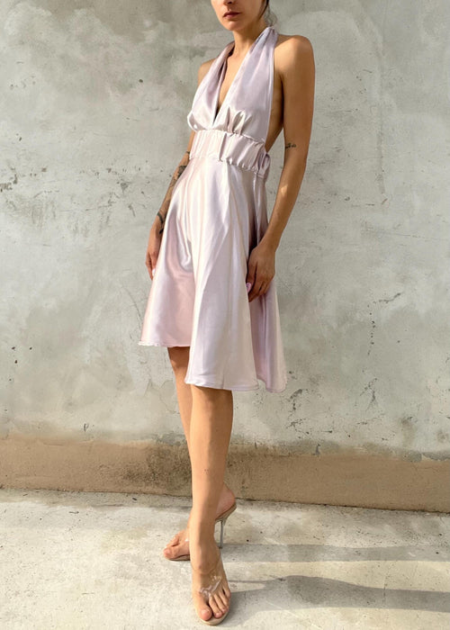 Abito satin realizzato a mano con cintura in vita arricciata e fondo svasato