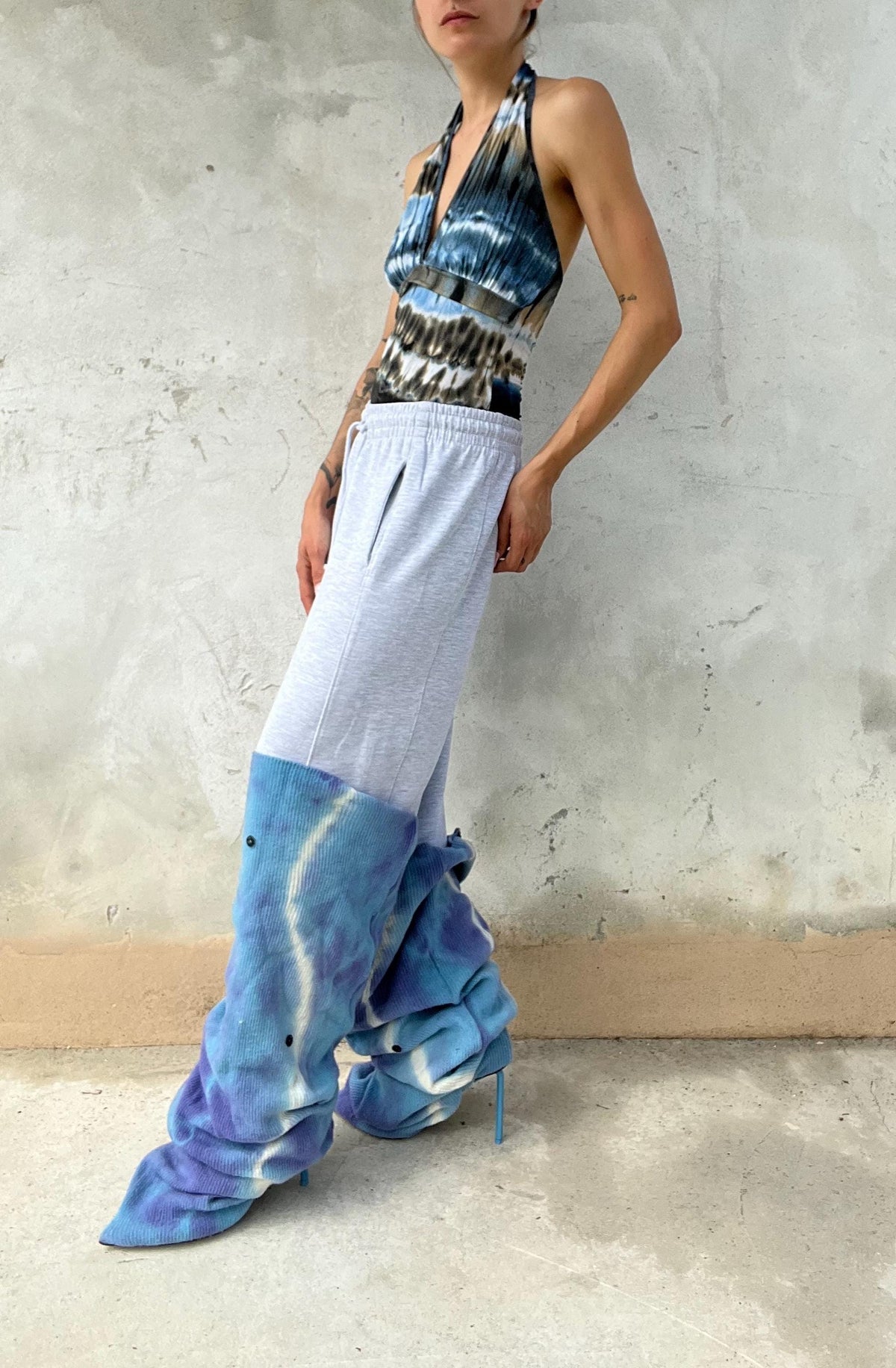 Top tie dye blu nero e marrone
