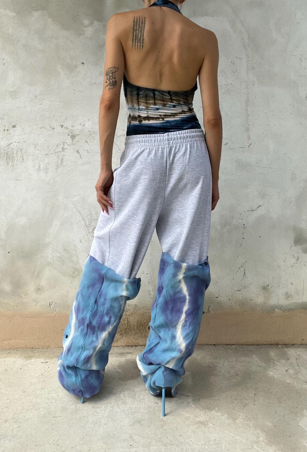 Top tie dye blu nero e marrone