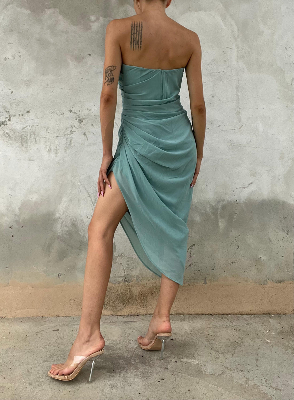 Abito azzurro drappeggiato con struttura interna