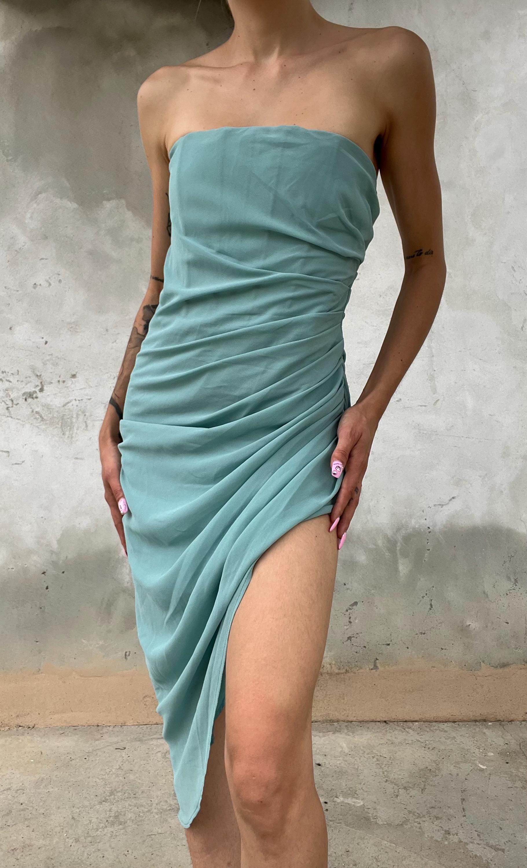 Abito azzurro drappeggiato con struttura interna