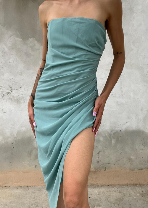 Abito azzurro drappeggiato con struttura interna