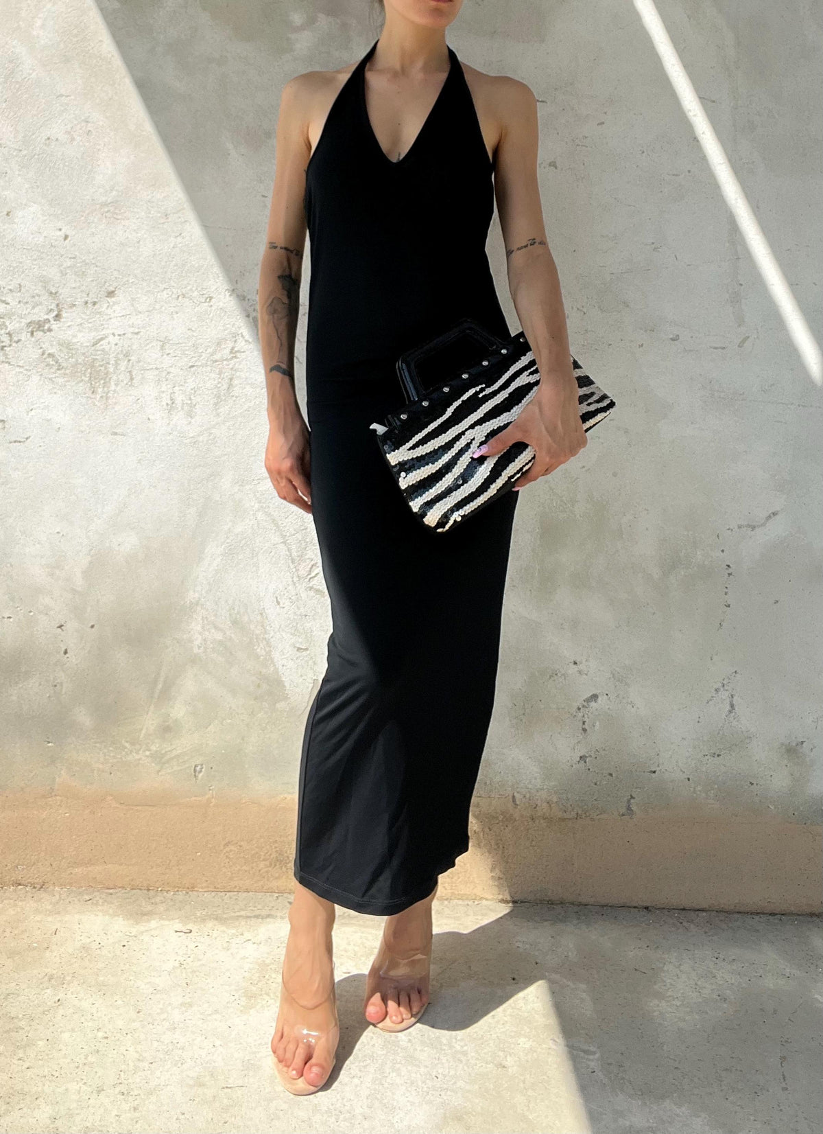 Abito vintage nero lungo fino ai piedi con scollo all'americana e schiena scoperta