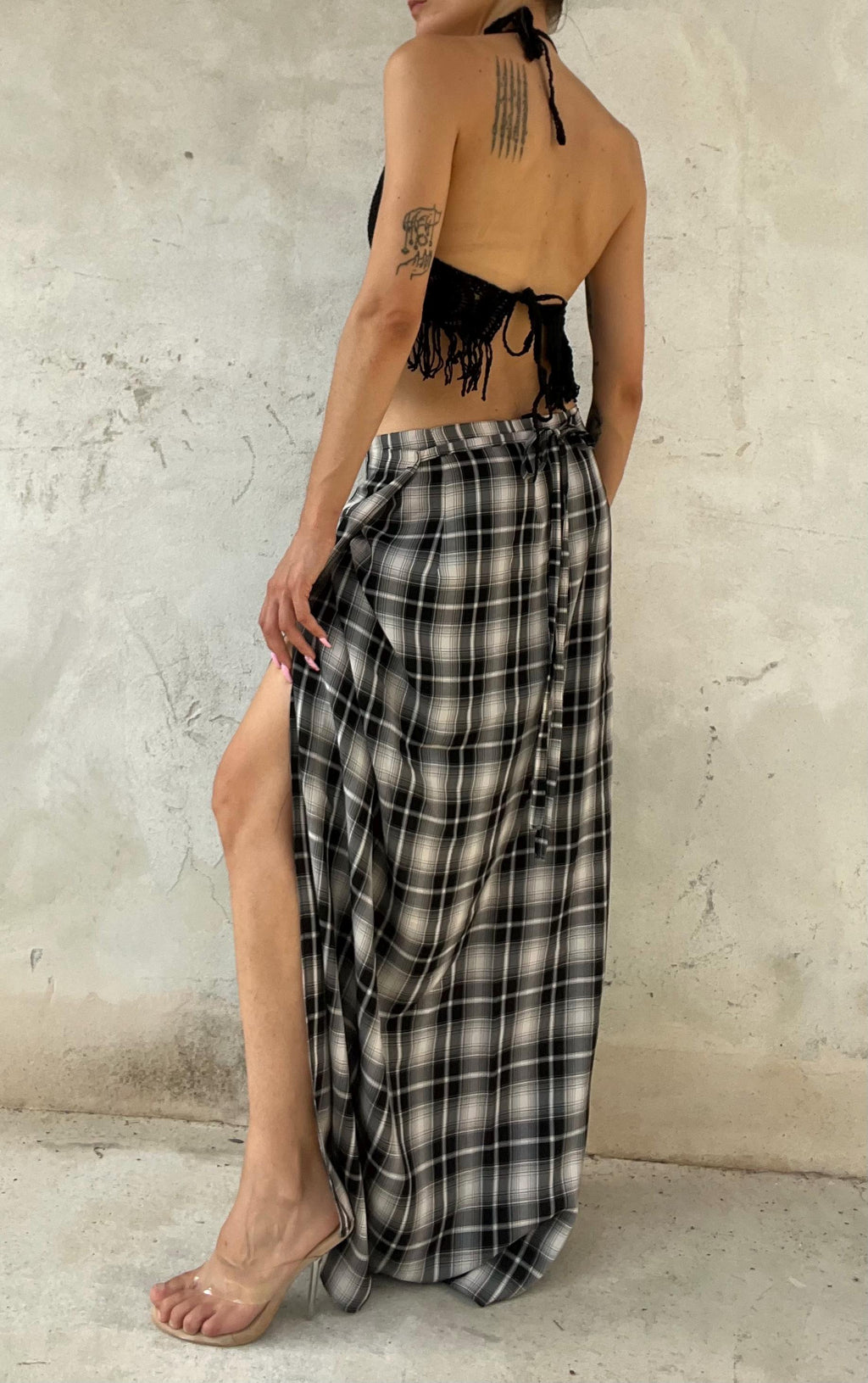 Reggiseno / top estivo in filo di cotone lavorato a crochet con coppe interne e fili pendenti sul