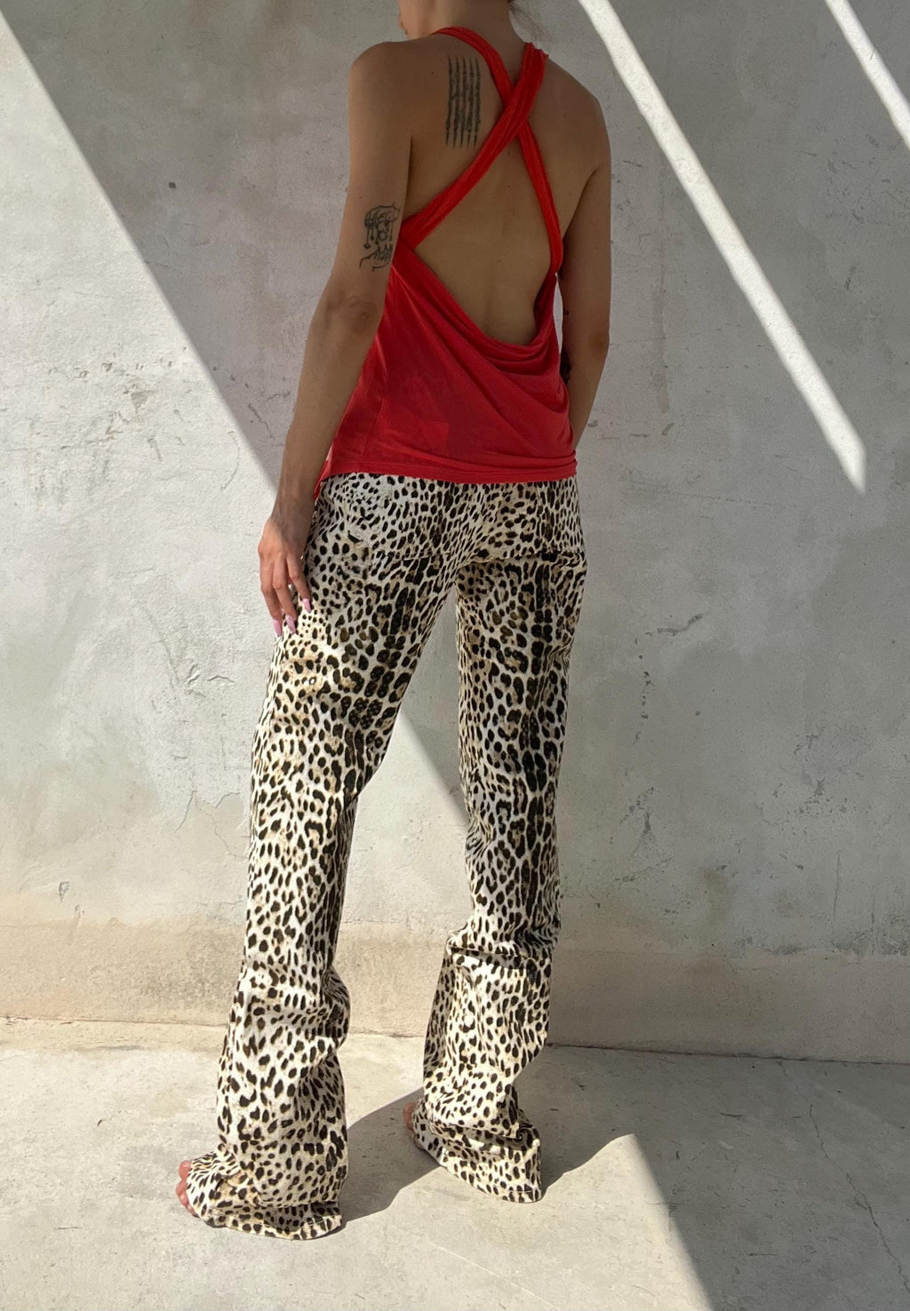 Top leggero smanicato con incrocio sul dietro