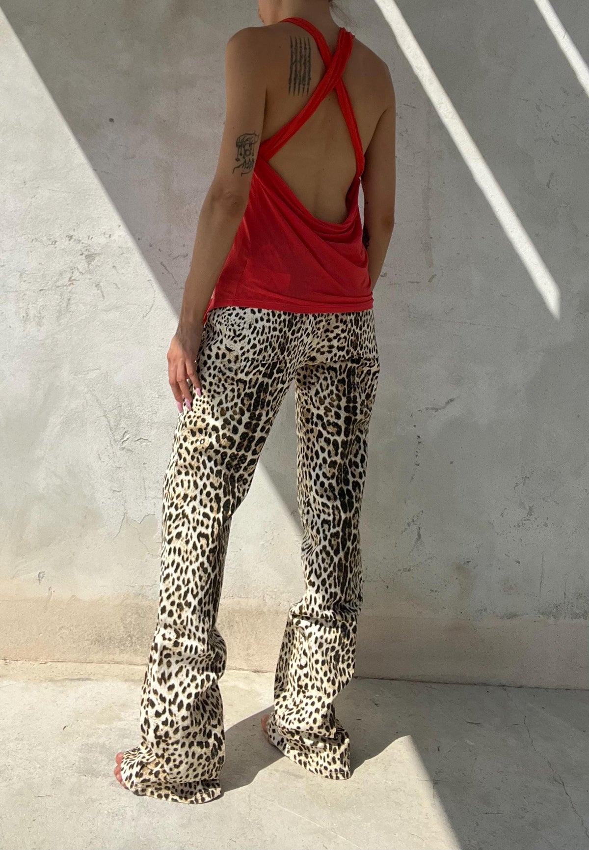 Top leggero smanicato con incrocio sul dietro