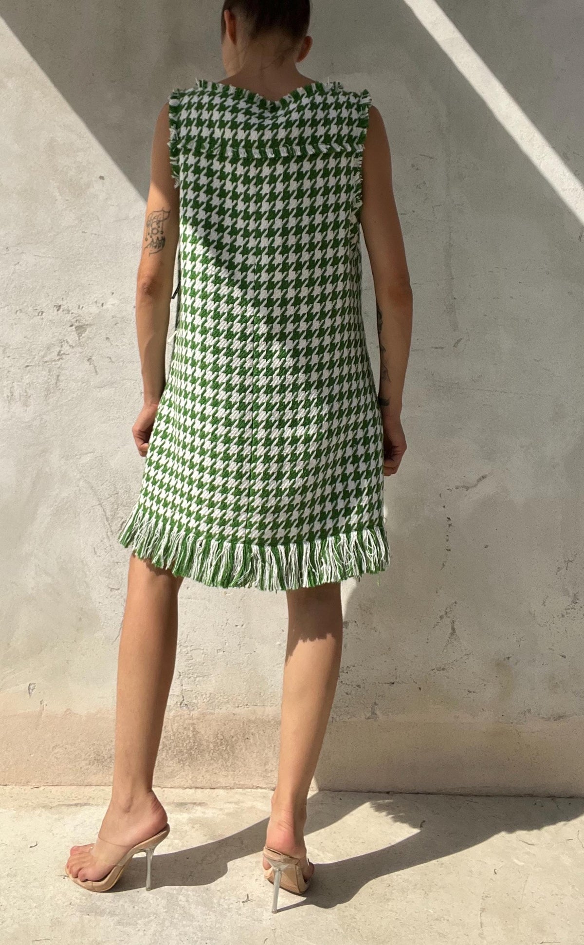 Mini abito Pied-de-Poule con fondo, scollo, giro manica e taschine sfrangiati