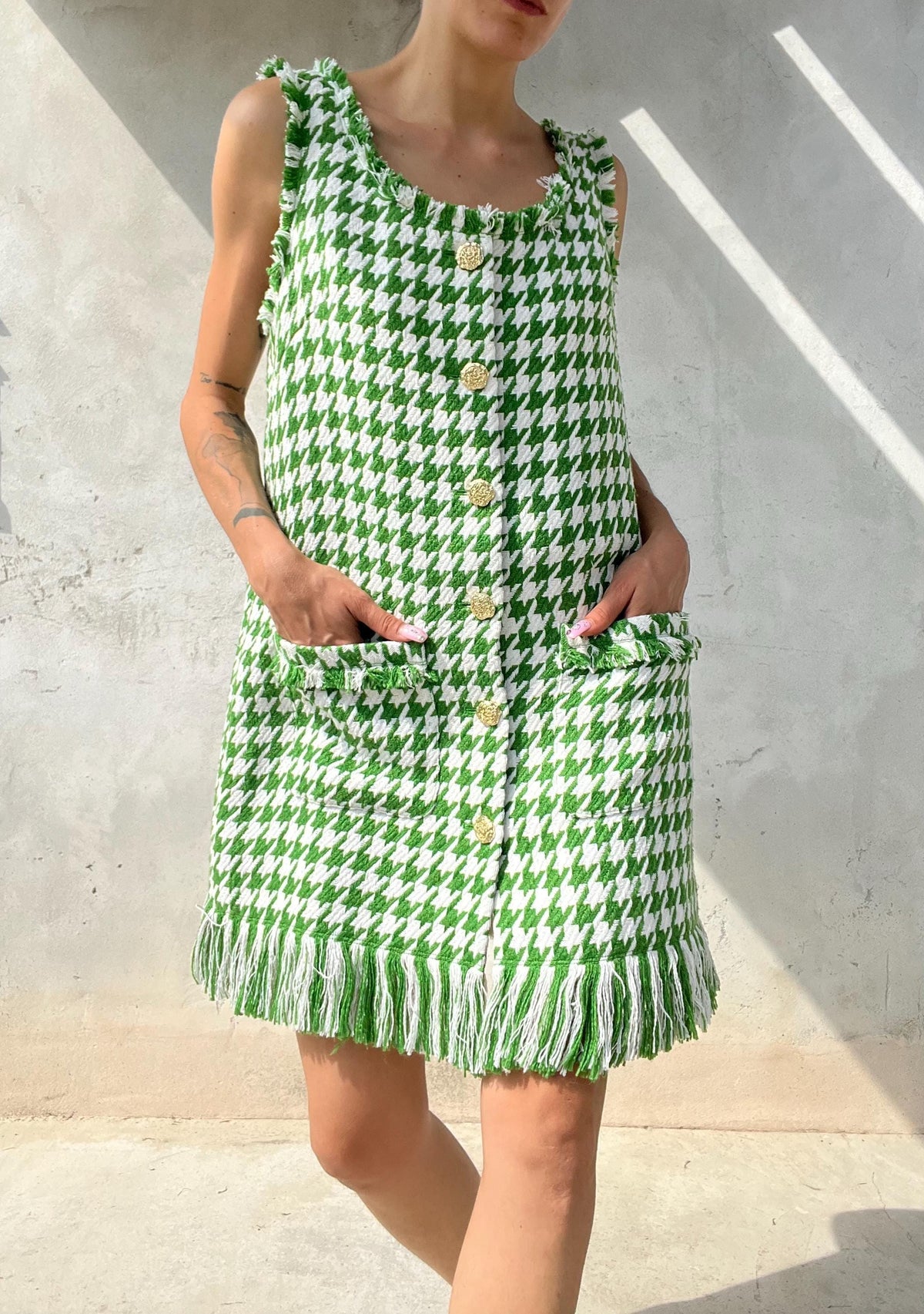 Mini abito Pied-de-Poule con fondo, scollo, giro manica e taschine sfrangiati