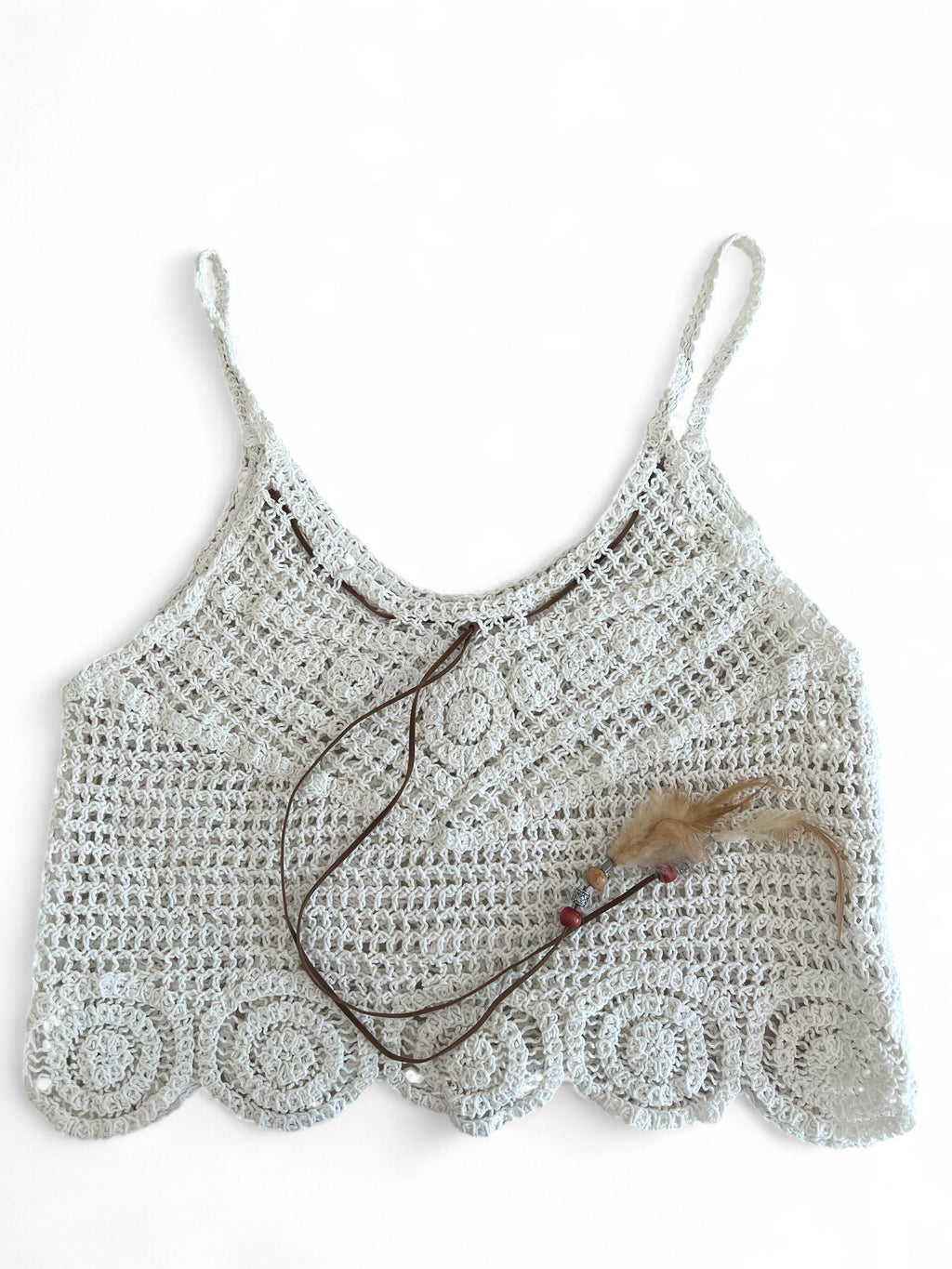 Top estivo in cotone fatto a crochet con spalline sottili e laccio decorativo marrone con piume