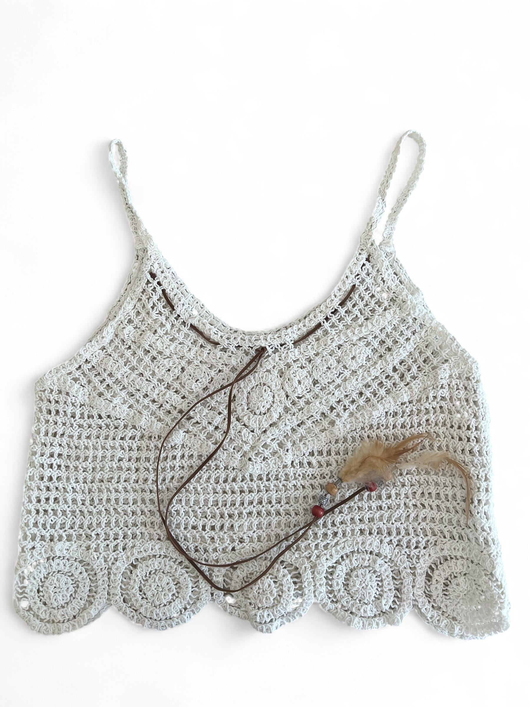 Top estivo in cotone fatto a crochet con spalline sottili e laccio decorativo marrone con piume