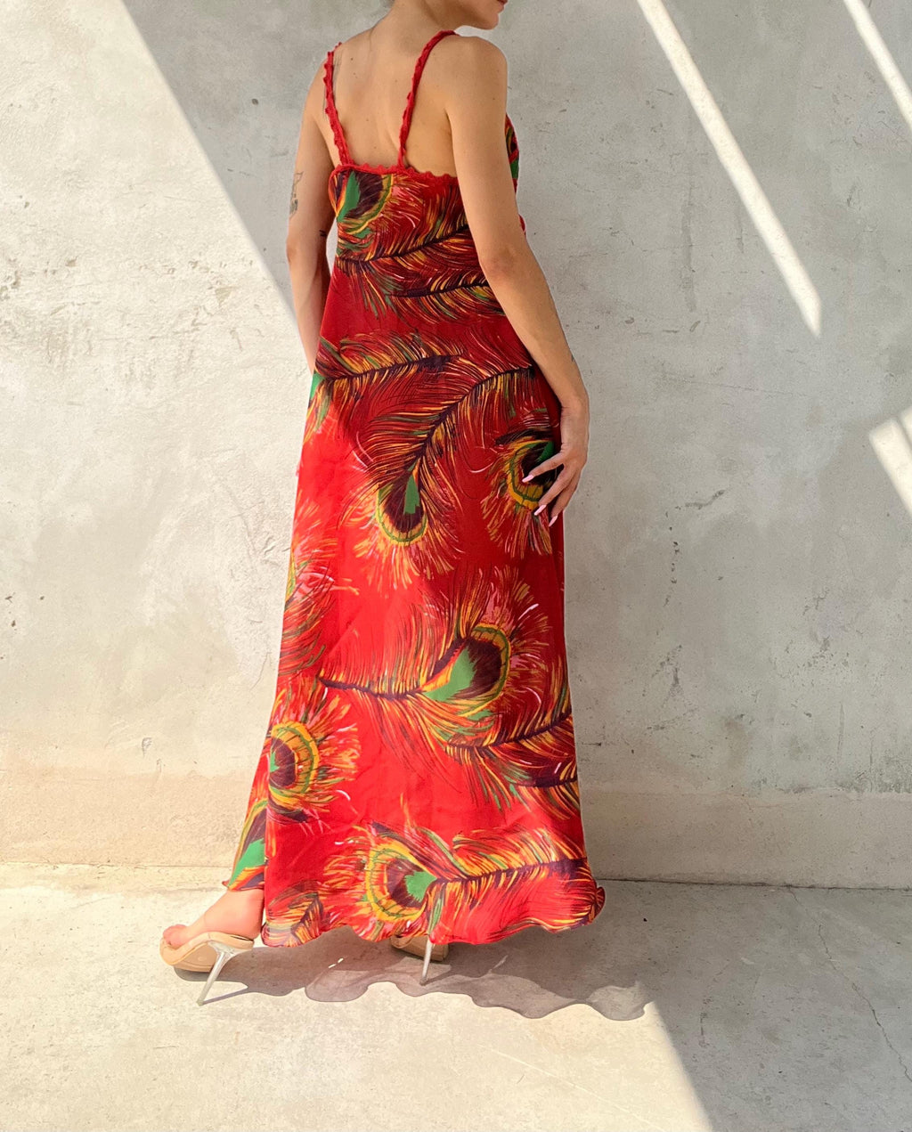 Abito estivo vintage rosso con stampa piume di pavone