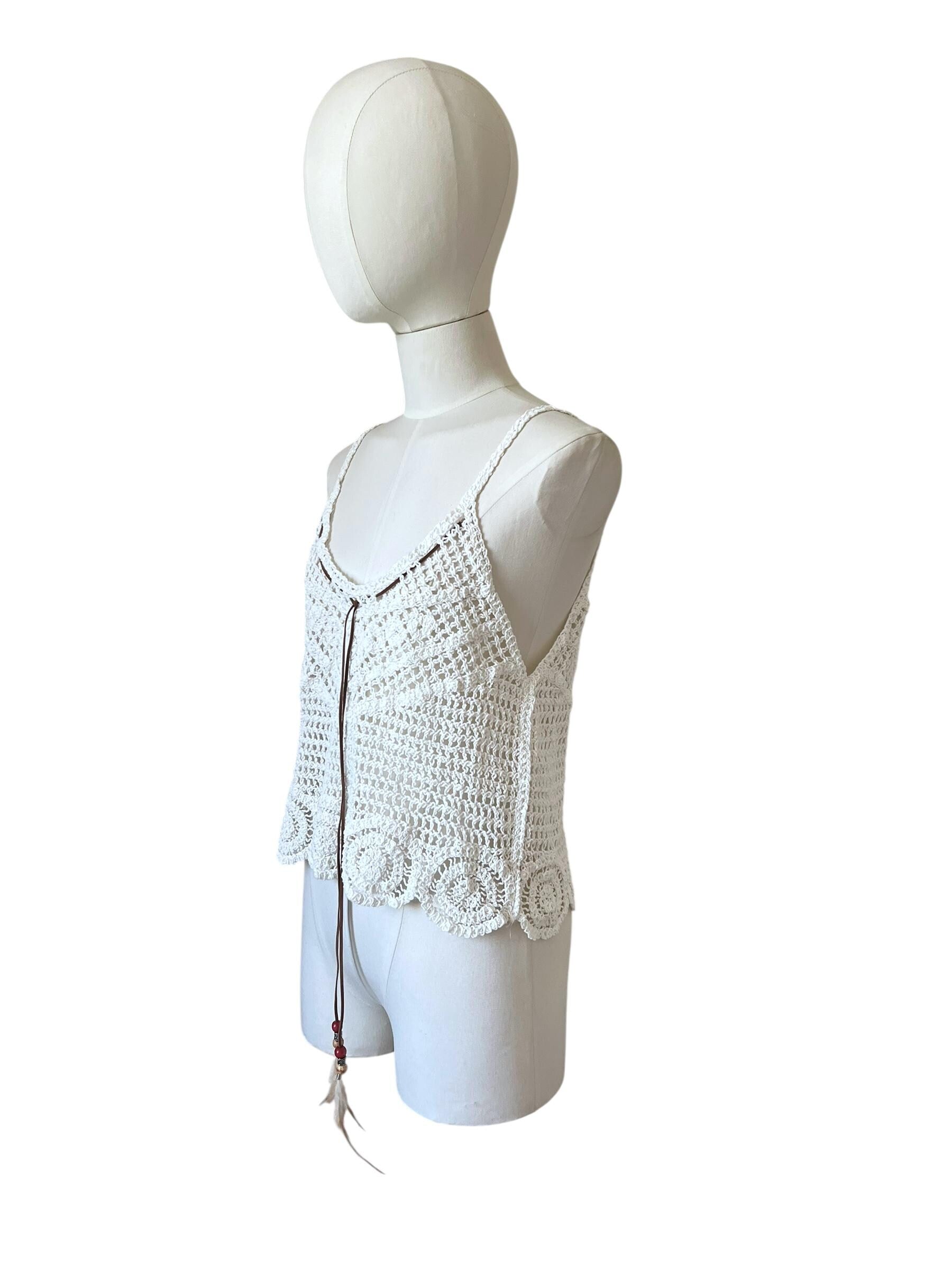 Top estivo in cotone fatto a crochet con spalline sottili e laccio decorativo marrone con piume