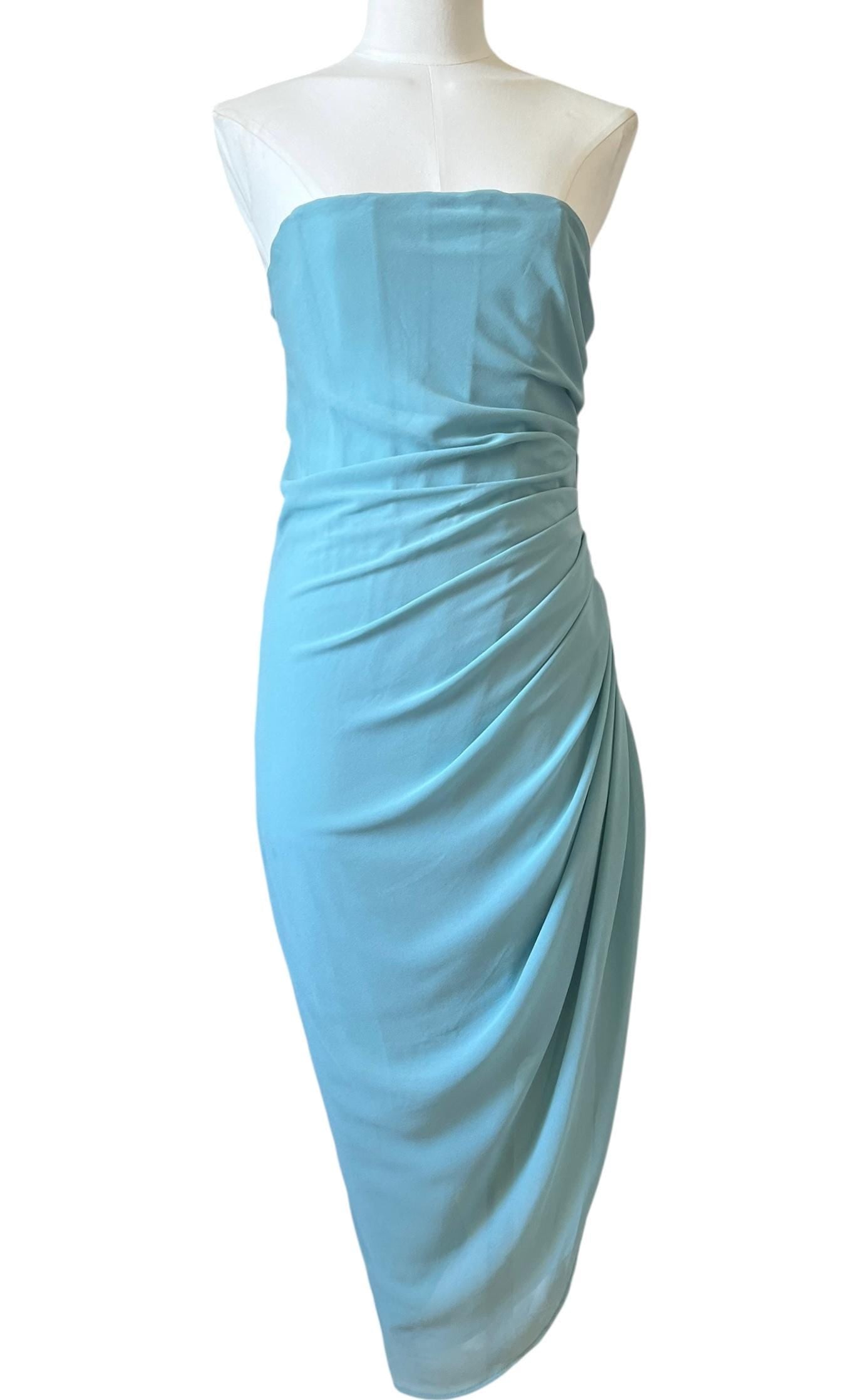 Abito azzurro drappeggiato con struttura interna