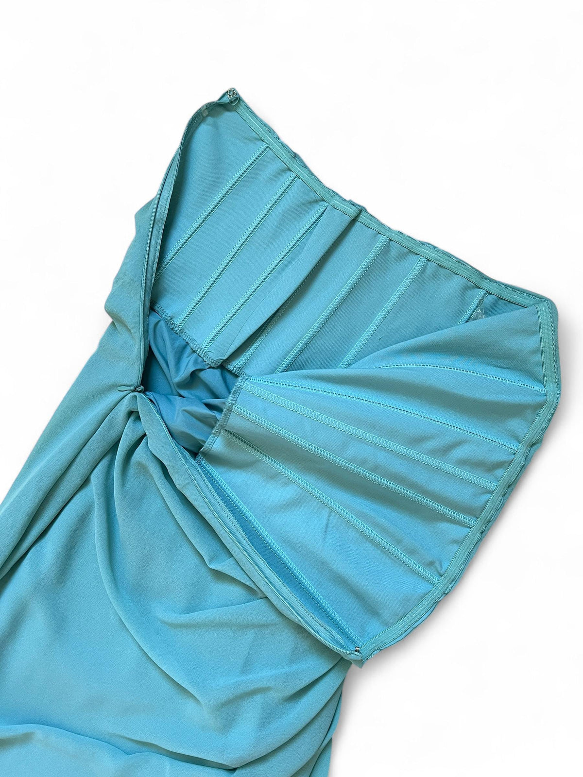 Abito azzurro drappeggiato con struttura interna
