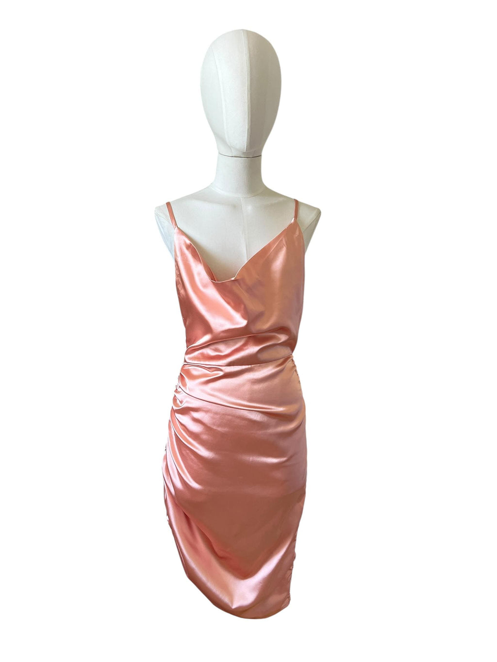 Abito in satin color pesca arricciato sui fianchi con coulisse e scollo morbido anni '90