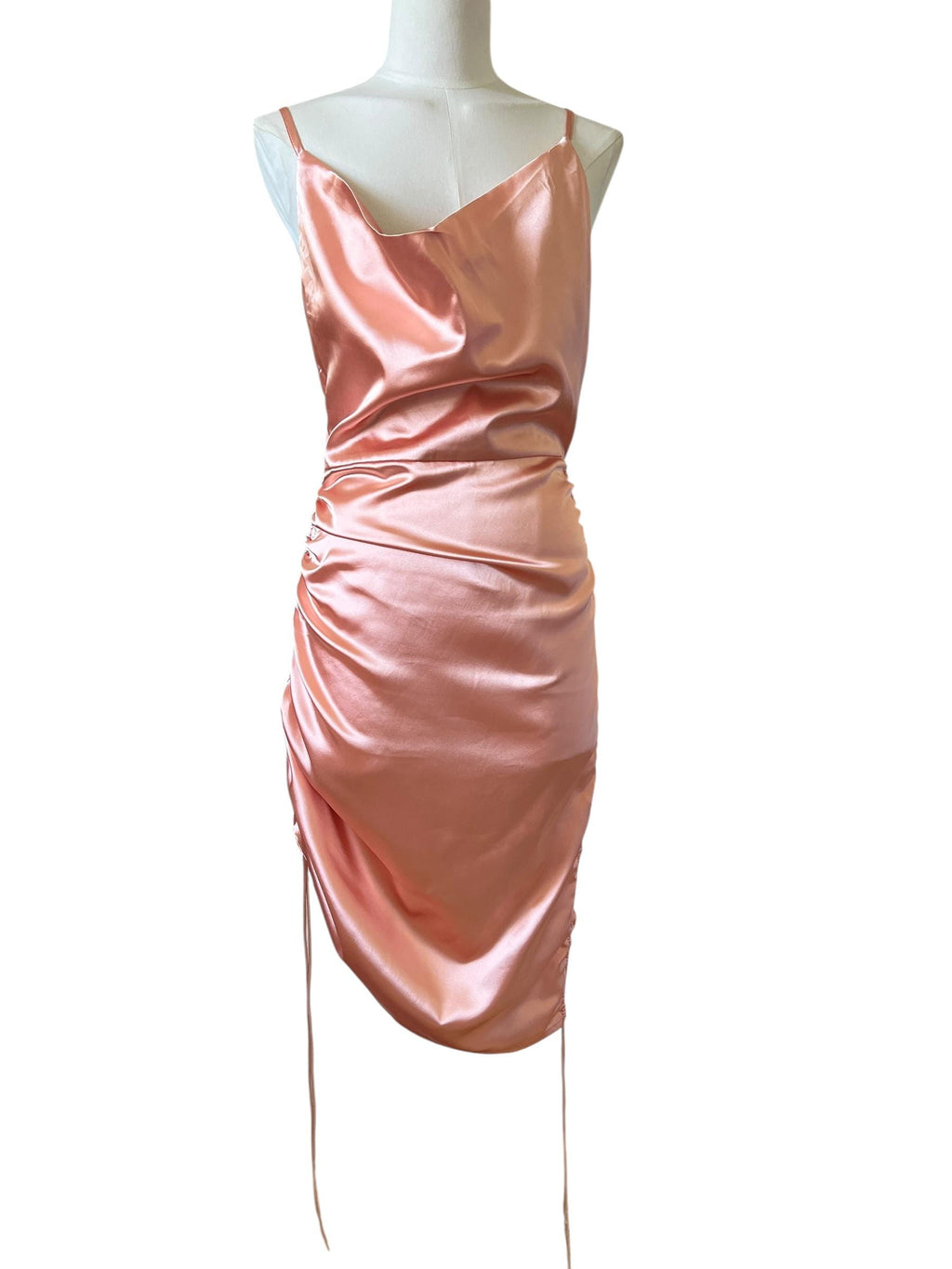 Abito in satin color pesca arricciato sui fianchi con coulisse e scollo morbido anni '90