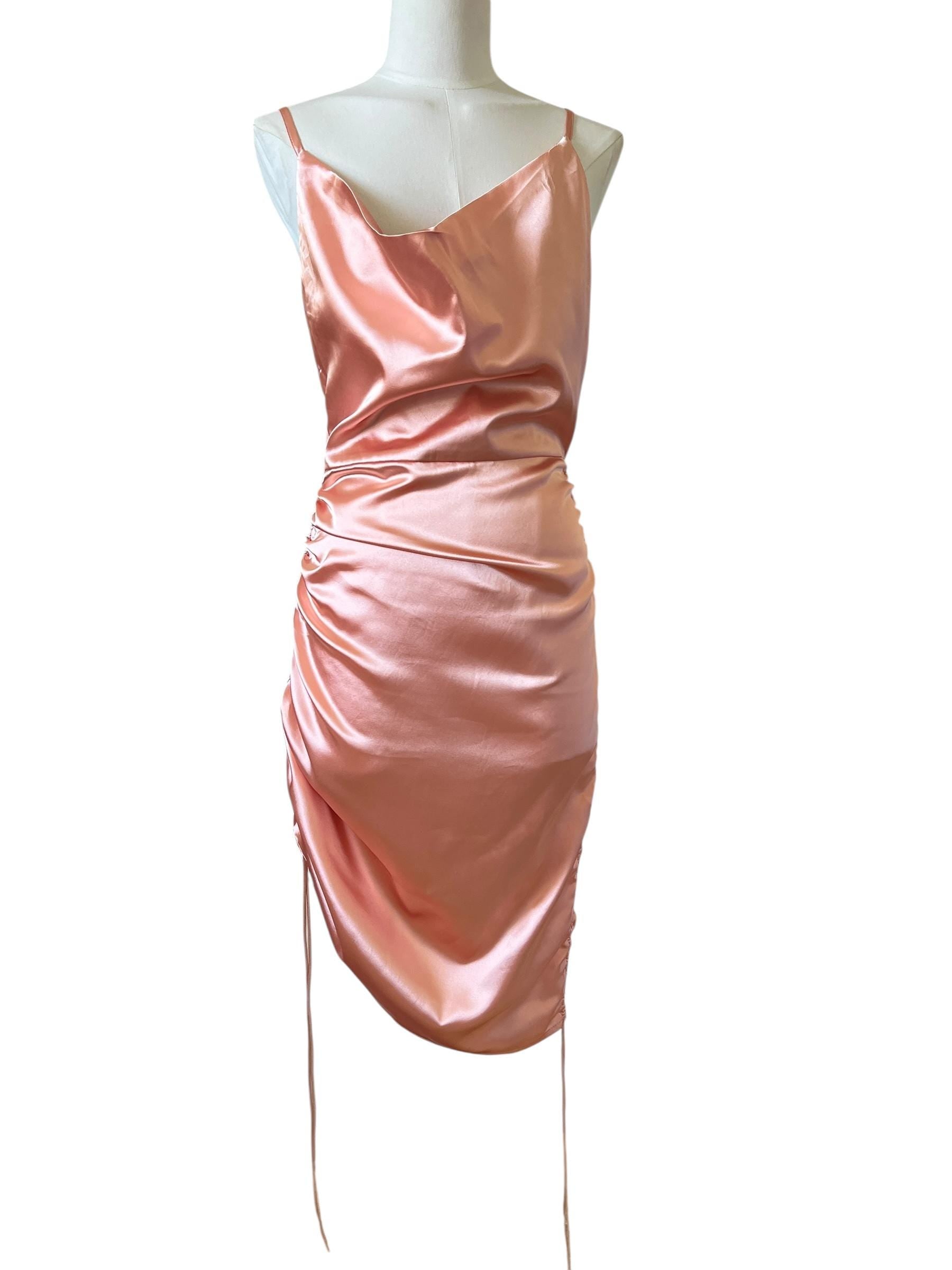 Abito in satin color pesca arricciato sui fianchi con coulisse e scollo morbido anni '90