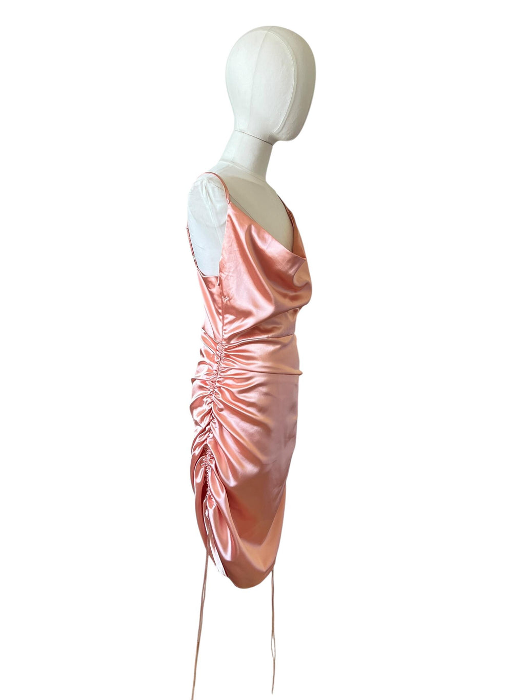 Abito in satin color pesca arricciato sui fianchi con coulisse e scollo morbido anni '90