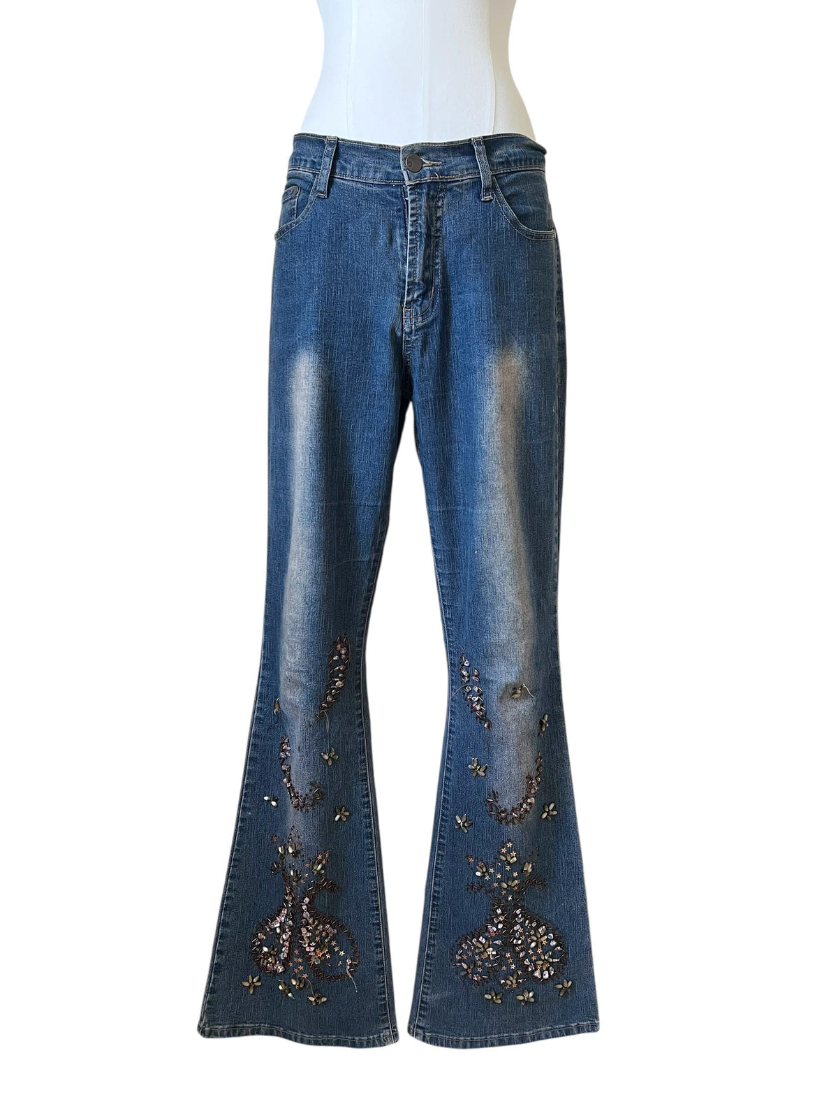 Jeans con gambe ricamate con pietre e perline