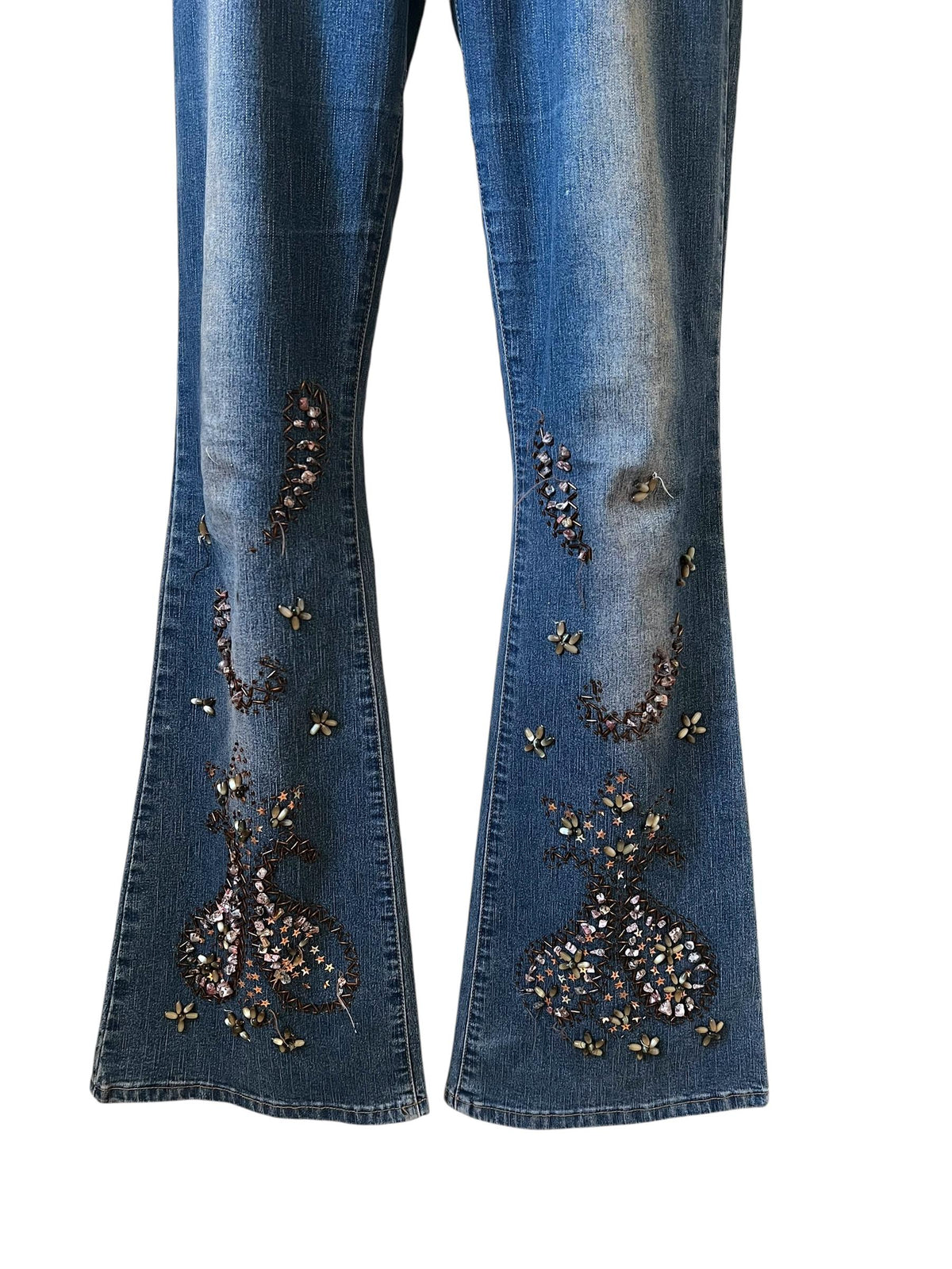Jeans con gambe ricamate con pietre e perline