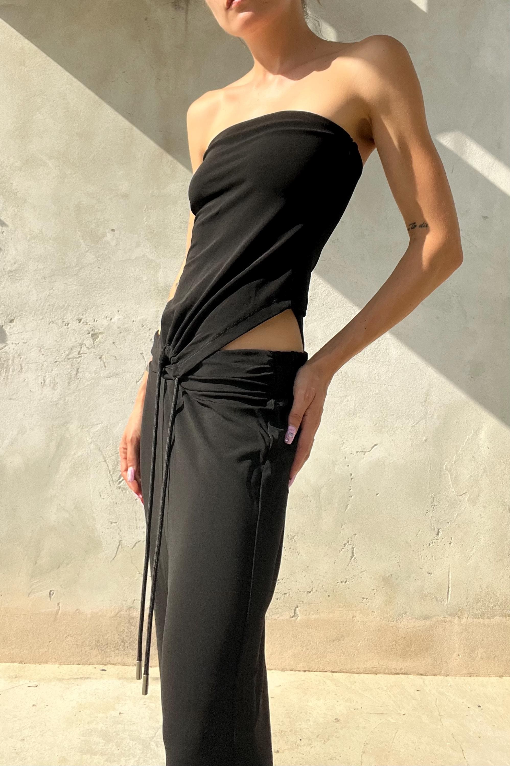 Tuta intera con zip sul busto ed elastico in vita