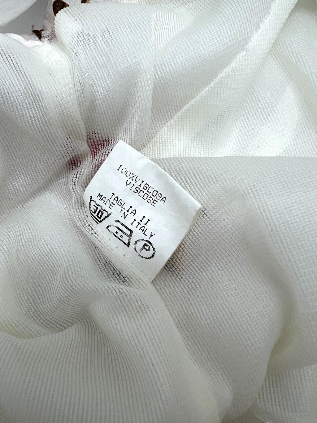 Abito lungo bianco con fantasia rose rosse