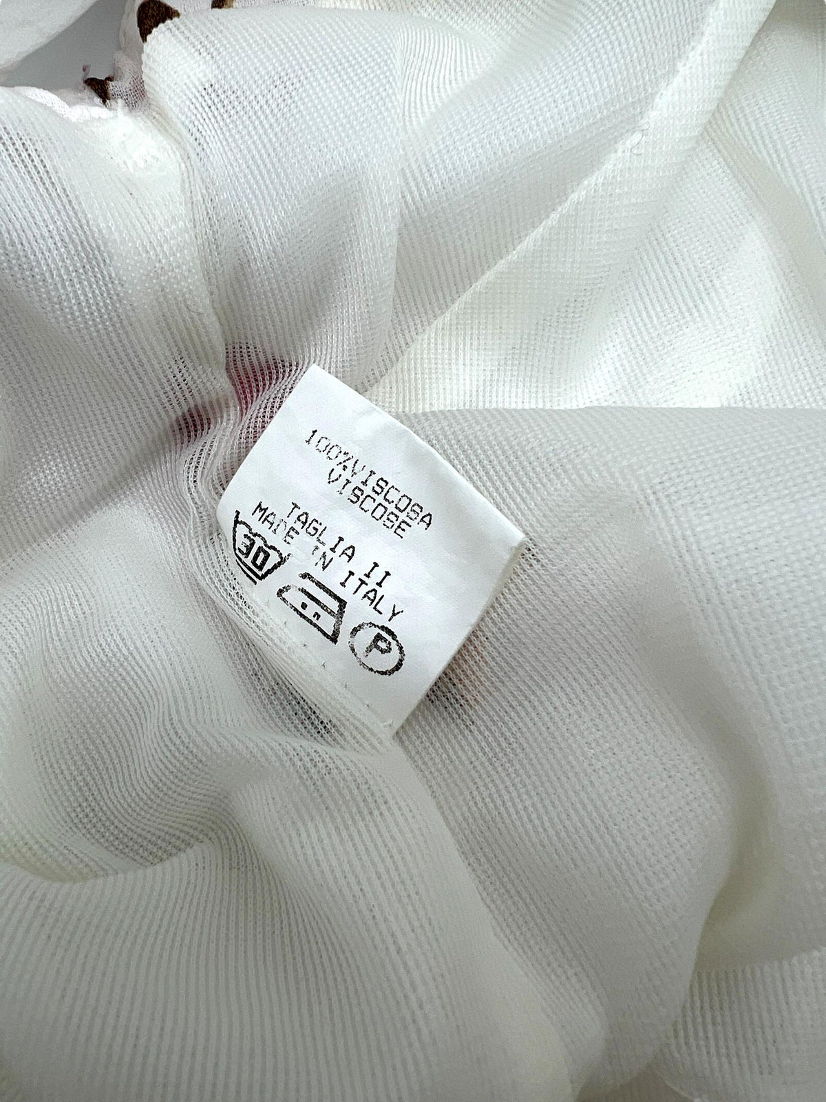 Abito lungo bianco con fantasia rose rosse