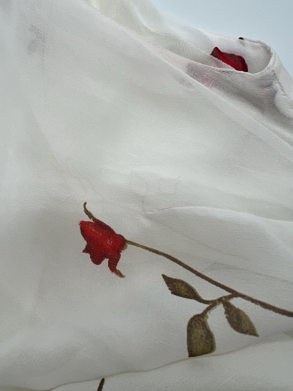 Abito lungo bianco con fantasia rose rosse